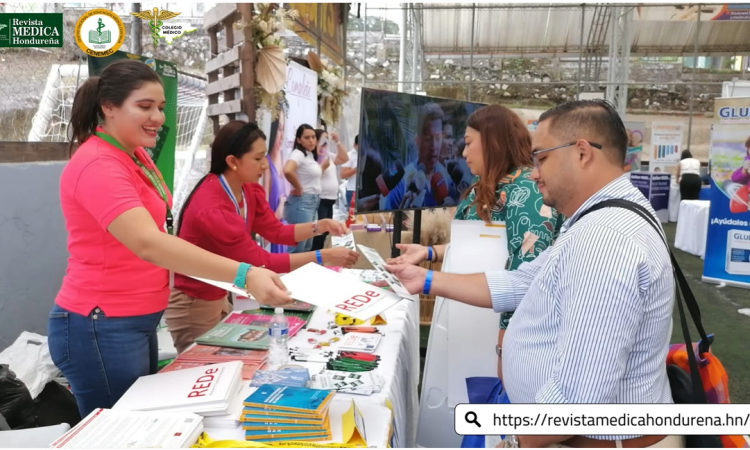 La Revista Médica Hondureña presente en el Comenac 2023